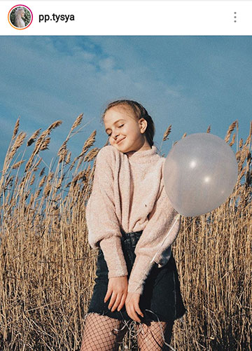őszi fotó ötletek Instagram - falusi lány pulóverben