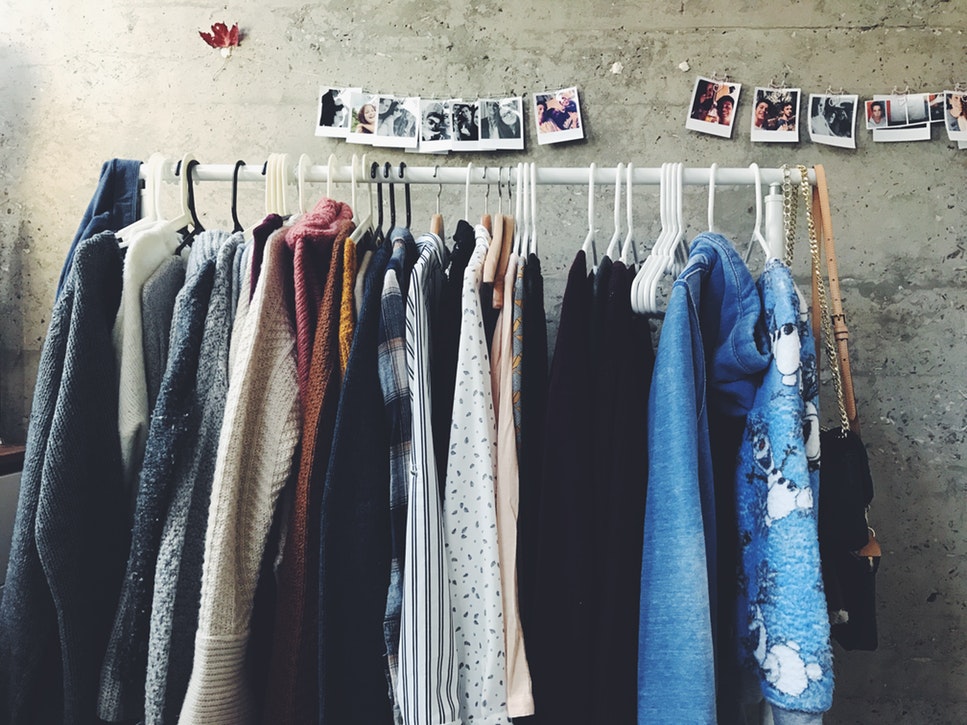 Őszi fotóötletek Instagram - ruhák akasztón