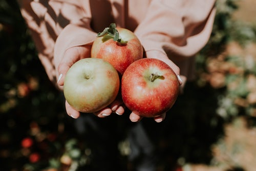Őszi fotóötletek Instagram - alma a kezében