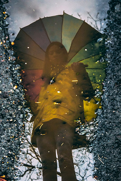 Őszi fotóötletek Instagram - elmélkedés egy pocsolya és esernyő között