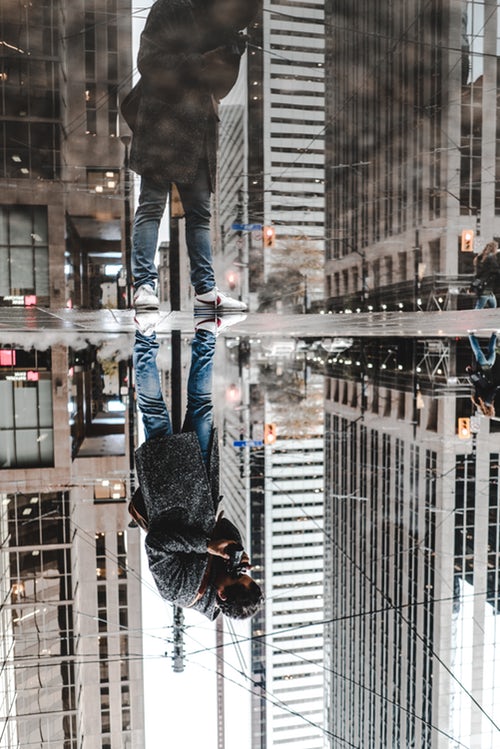 Őszi fotóötletek az Instagram számára - reflexió egy pocsolya a városban