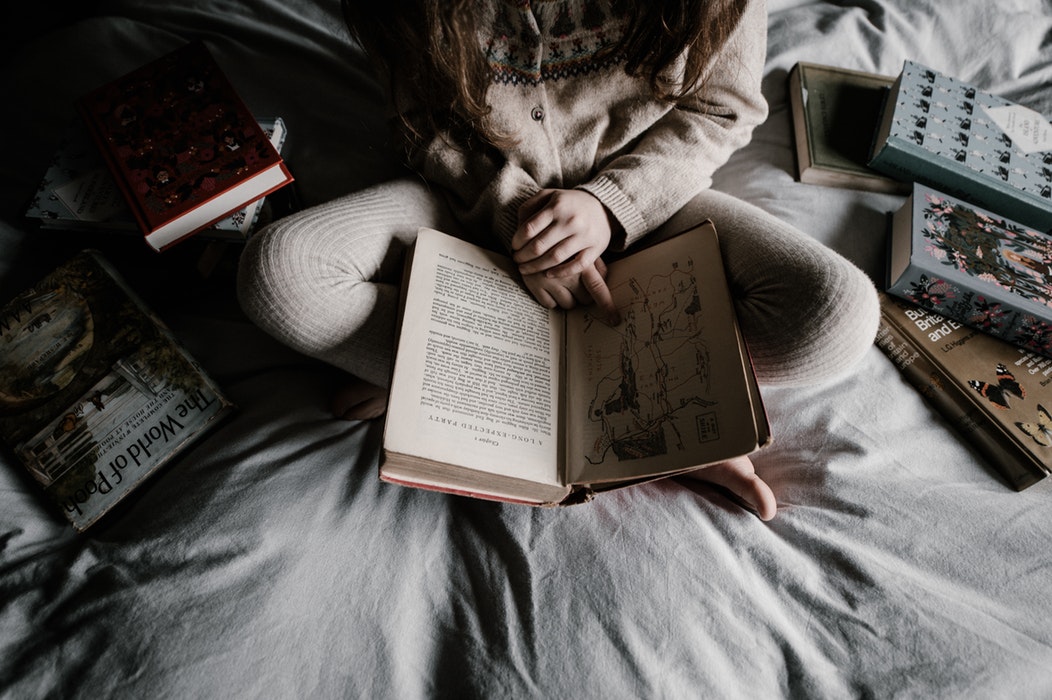 őszi fotó ötletek az Instagram számára - Olvasson egy könyvet az ágyban