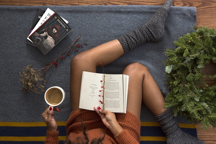 Őszi fotó ötletek Instagram - lány kávéval és egy könyvvel