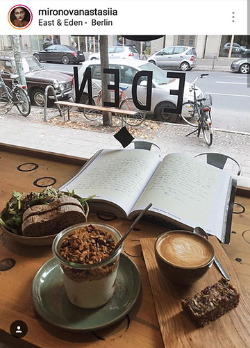 Őszi fotóötletek az Instagram számára - könyvet olvashat egy kávézóban