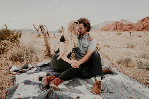 Őszi fotóötletek az Instagram számára - piknik pár szerelmeseinek