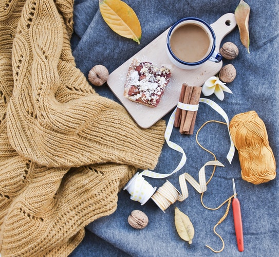 Őszi fotó ötletek az Instagram számára - elrendezés lapos kávé pulóver