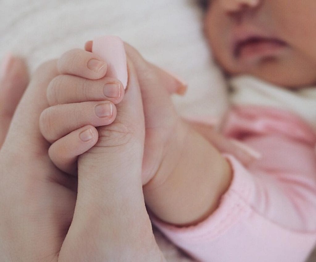 Kylie Jenner újszülött lányával Instagram